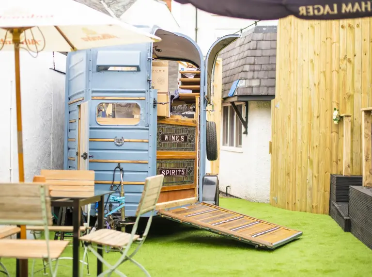 Horse box bar