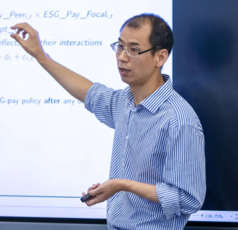 Bio image of Professor Qingwei Wang 
