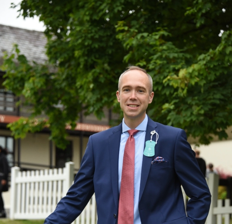 Bio image of Aled Jones in blue suit and pink tie