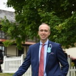 Bio image of Aled Jones in blue suit and pink tie